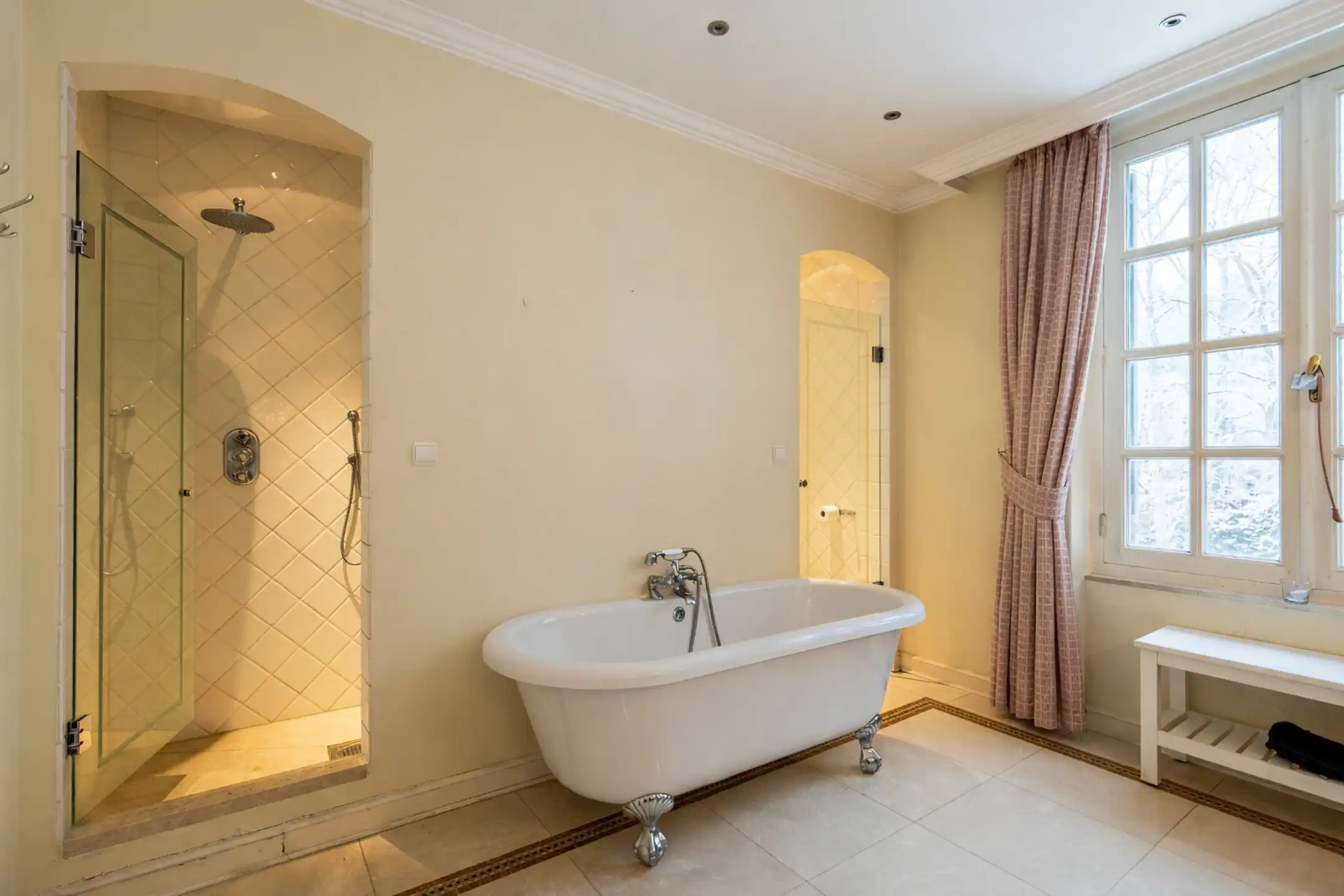 Villa met binnenzwembad en conciërgerie op riant perceel foto 19