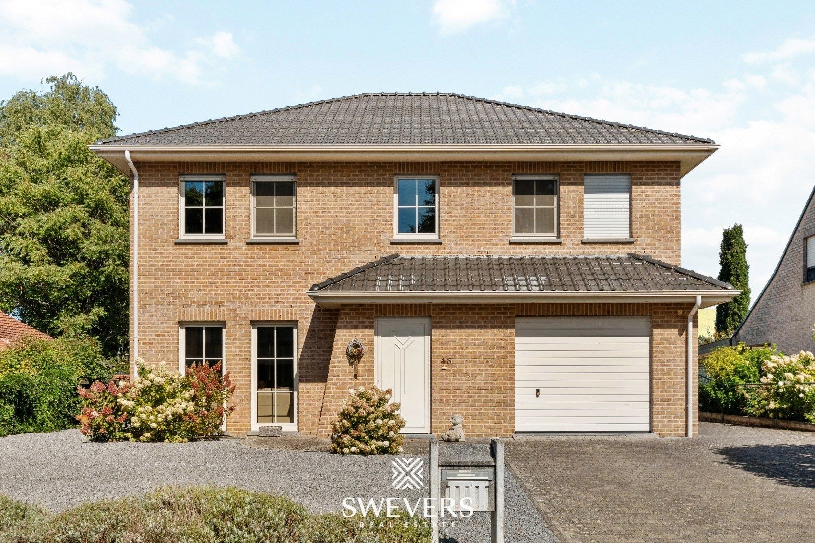 Ruime open bebouwing met nieuwe keuken en veranda foto {{pictureIndex}}