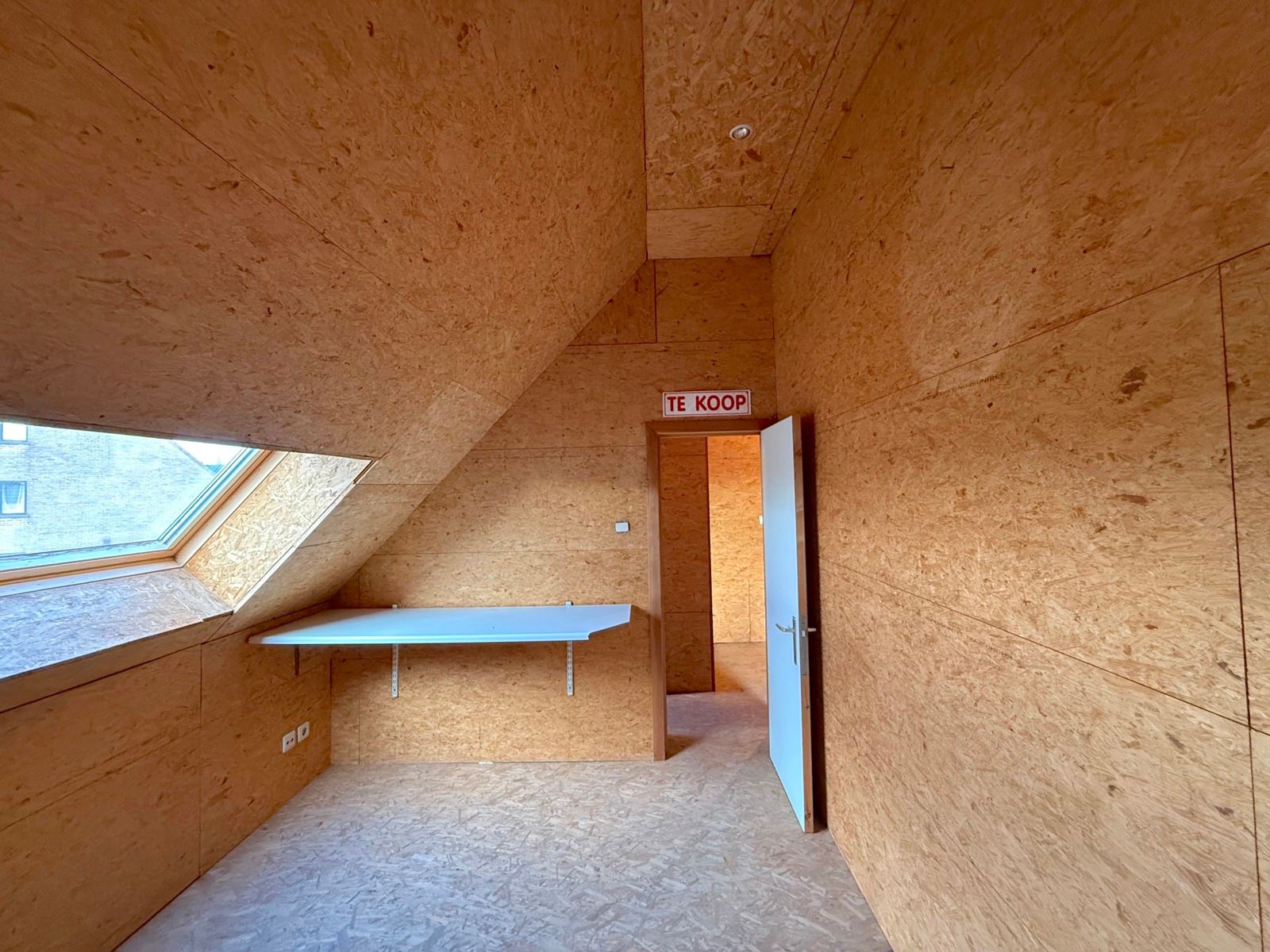 Half open woning met 4 slaapkamers, tuin en garage foto 20