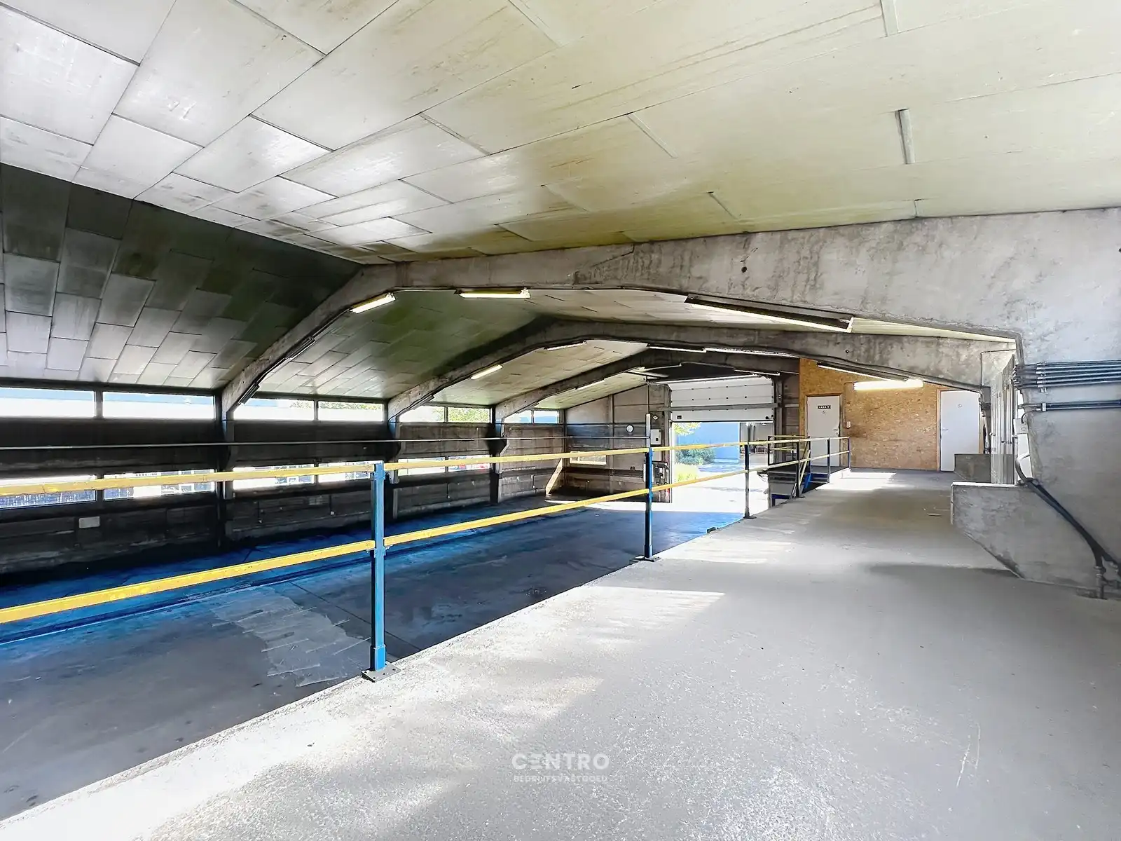 Magazijn met bureel (± 840m²) op INDUSTRIEZONE met gelijkvloerse LICHTRIJKE woonst  (o.a. 3 slpks, 2 garages,...)  op een prachtig HOEKperceel van 2.061 m² te Diksmuide! foto 17