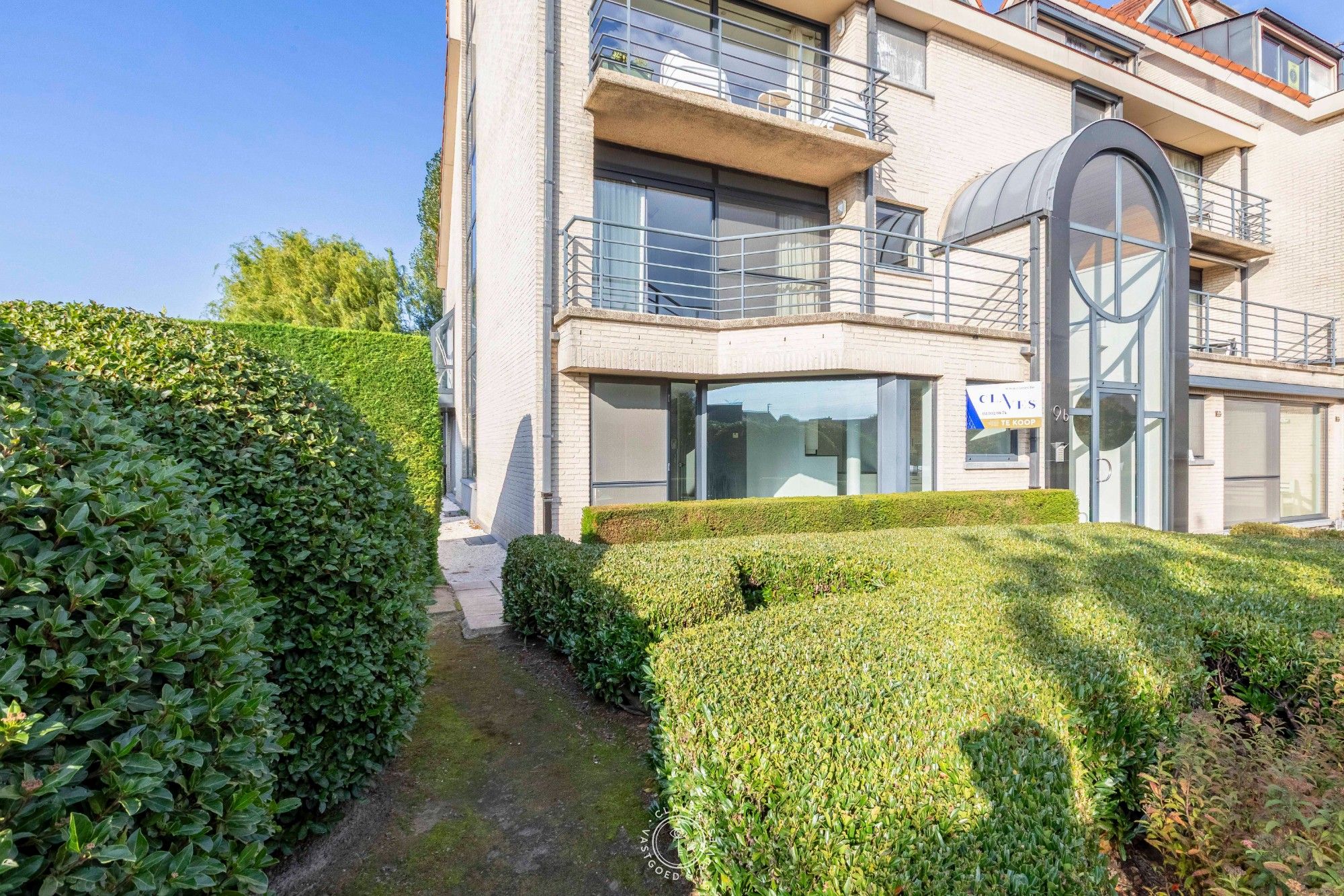 Ruim gelijkvloers appartement met drie slaapkamers foto {{pictureIndex}}