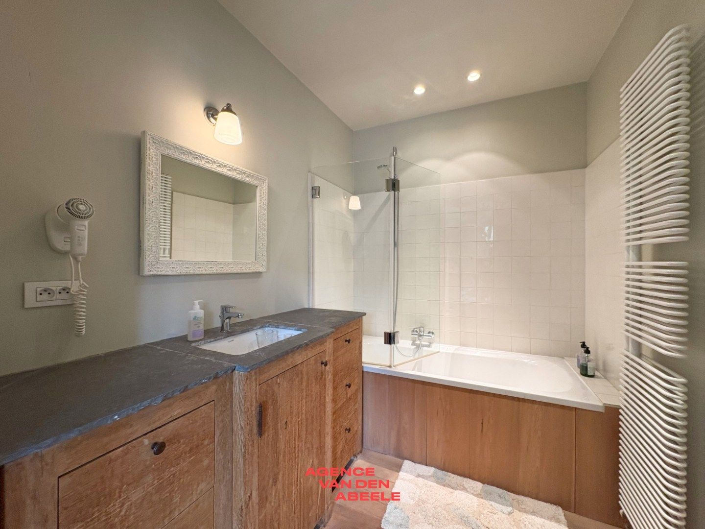 High class woning met stadskoer foto 17