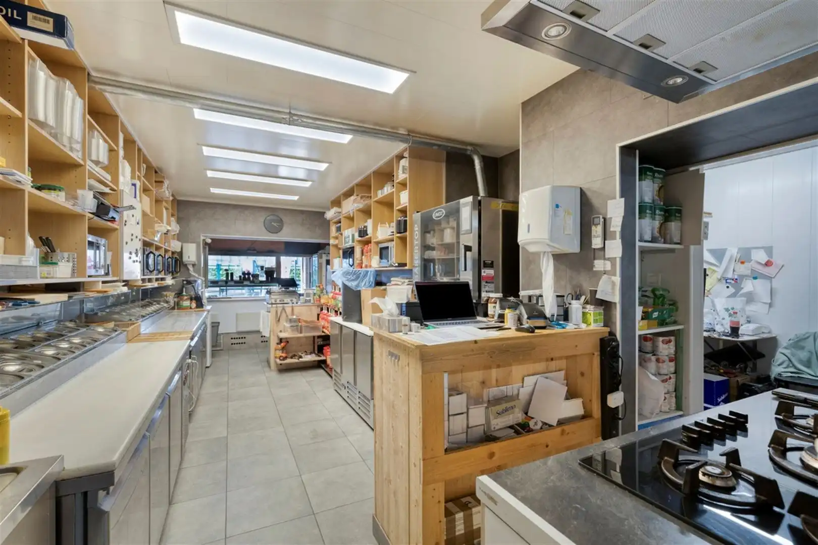 Goeddraaiende broodjeszaak met woning op toplocatie. foto 11