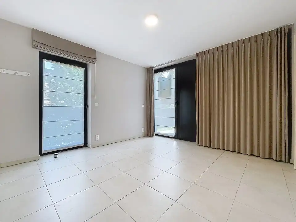 Lichtrijk gelijkvloers appartement in hartje Oostnieuwkerke foto 5