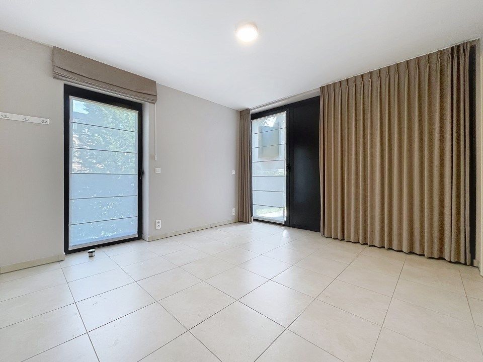 Lichtrijk gelijkvloers appartement in hartje Oostnieuwkerke foto 5