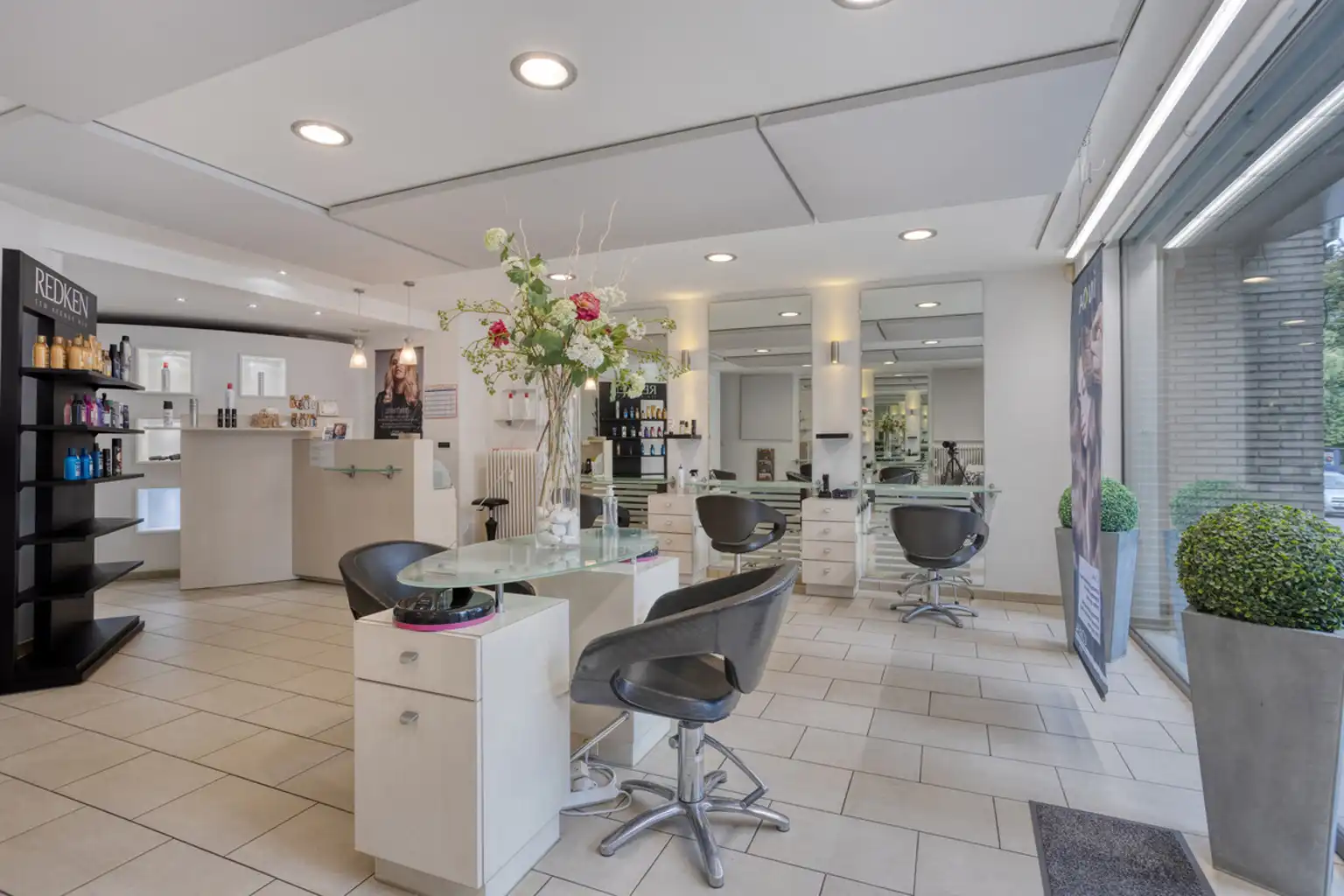 Goed gelegen commercieel pand met kelders foto 4