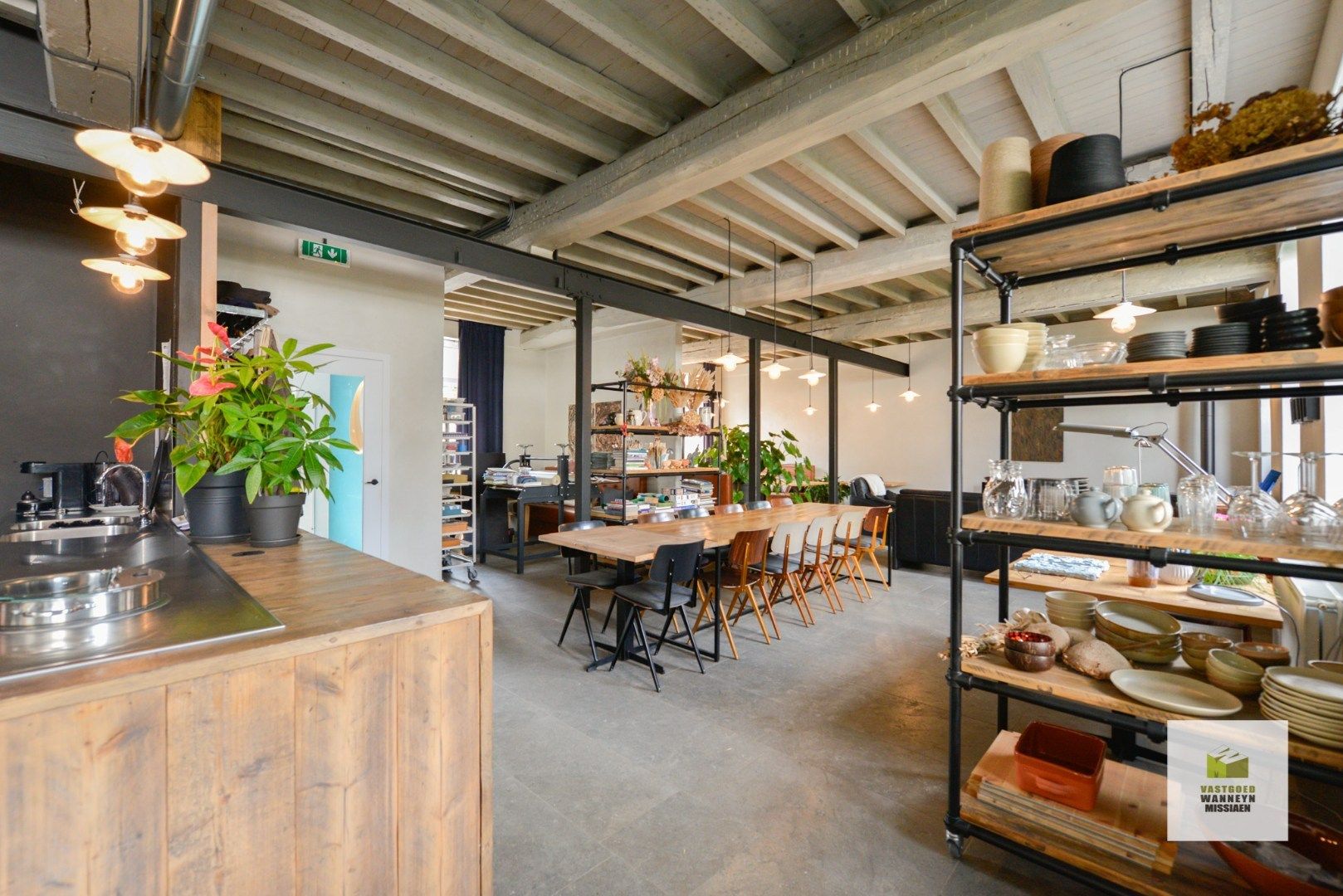 Gerenoveerde handelszaak met ruime woning en gezellige stadstuin te centrum Roeselare foto 9