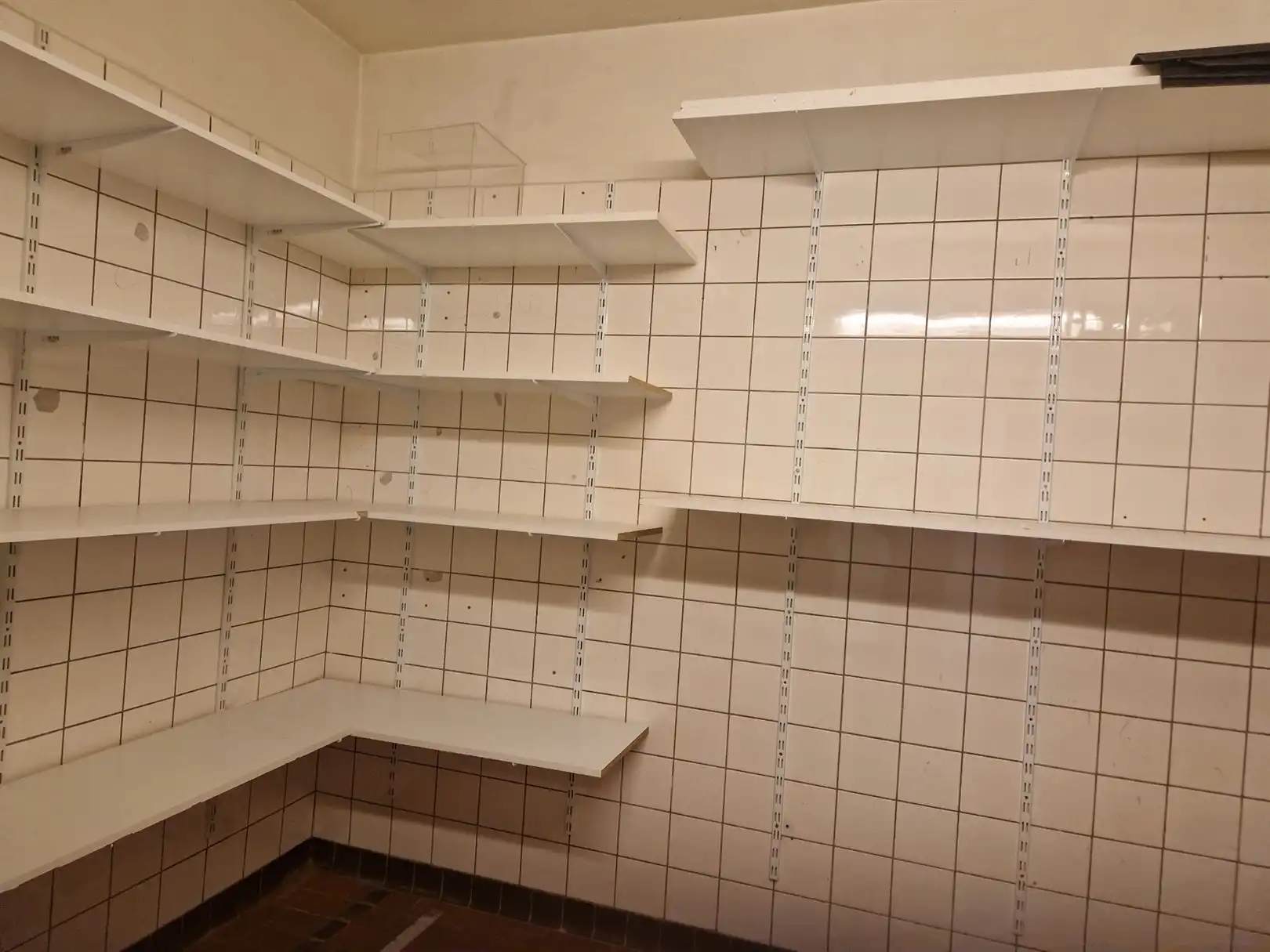 Ruime handelsruimte in het centrum van Brasschaat. foto 6