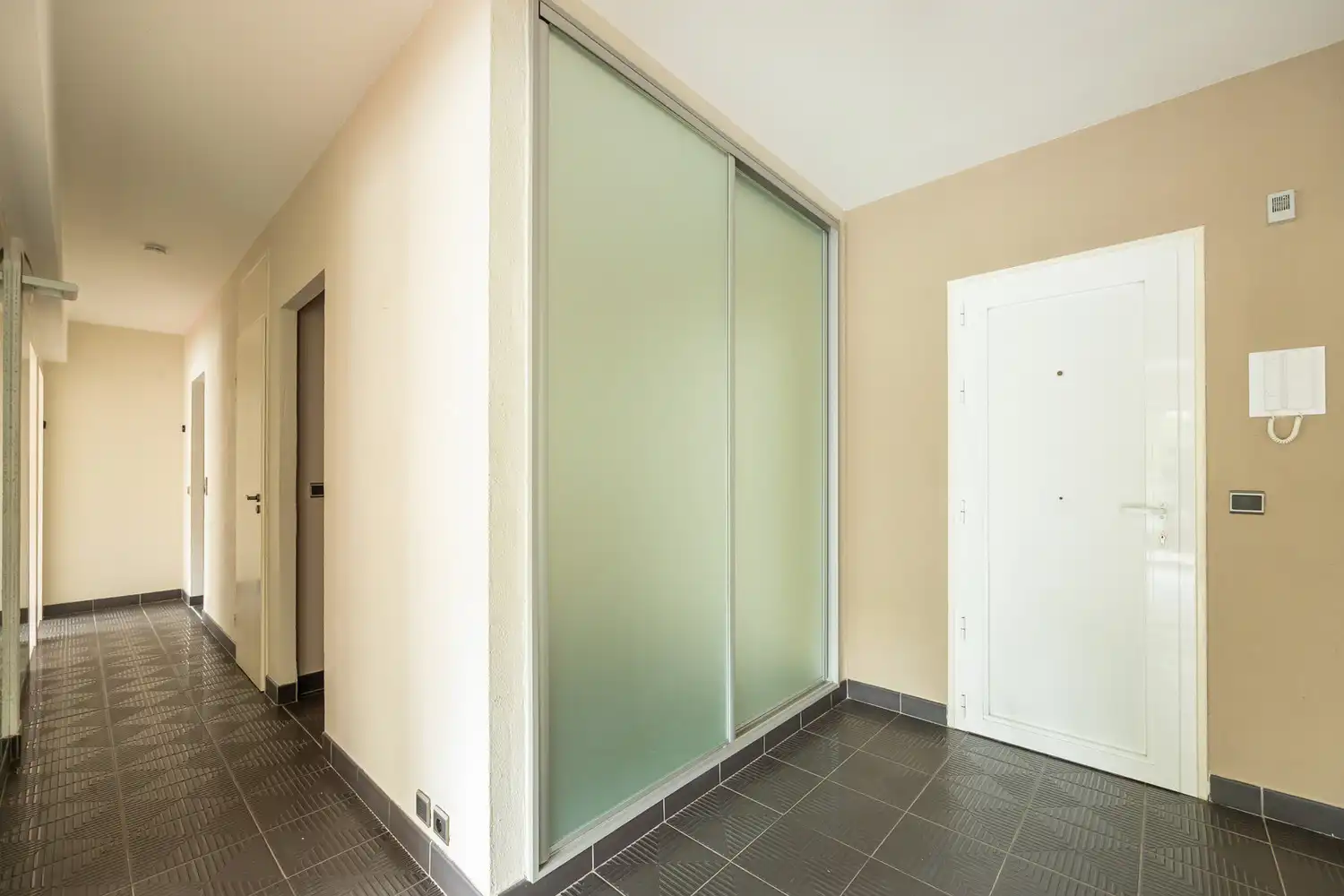 IN OPTIE: kevin@wellimmo.net voor meer info! Energiezuinig (EPC B) hoekappartement met uitzonderlijke lichtinval en riant terras te Berchem foto 10