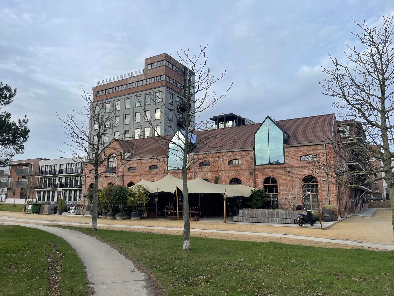 Horecapand met terras aan Park Spoor Noord foto 2