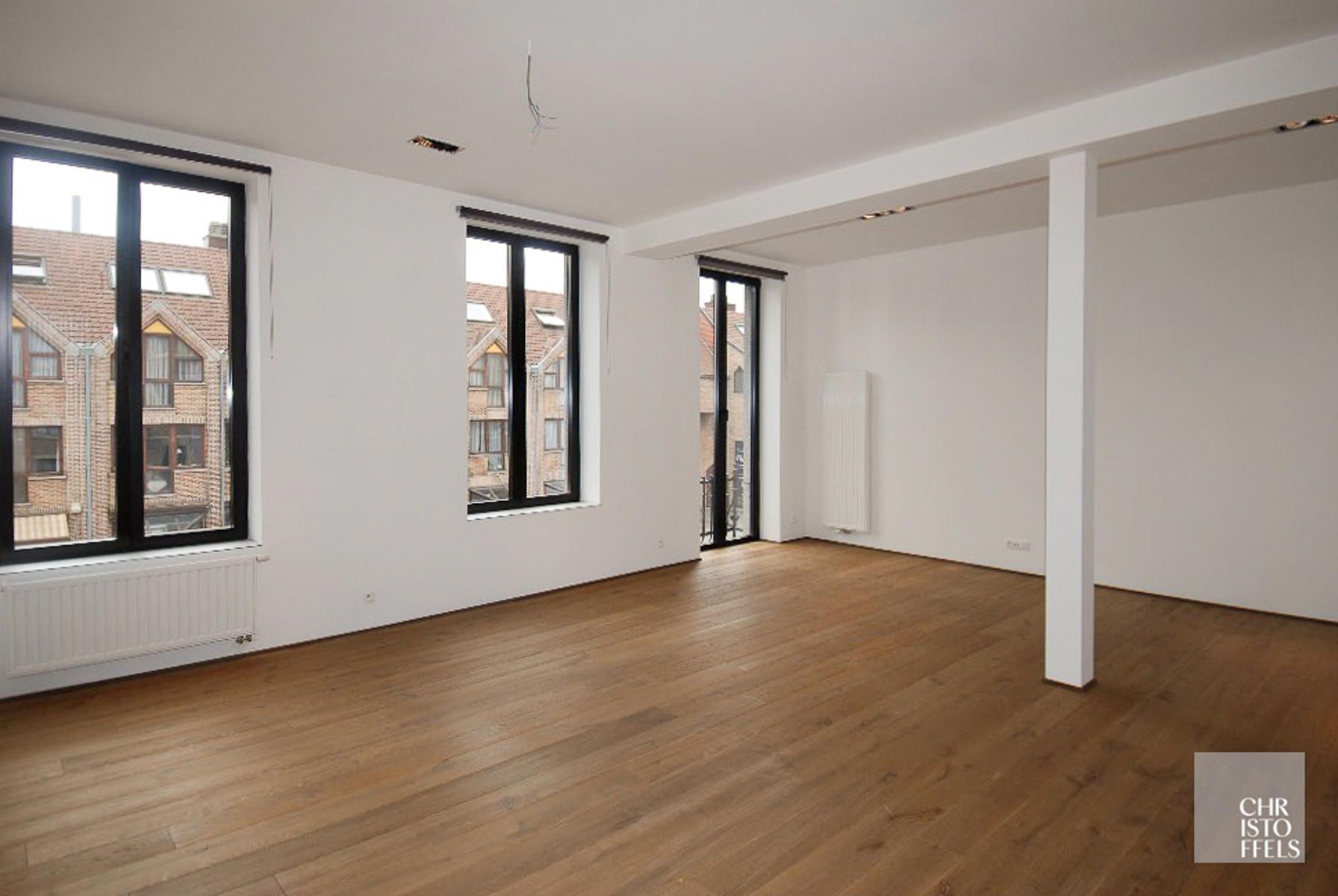 Commerciële ruimte (107m²) met bovenwoning (200m²), zwembad en parking! foto 11