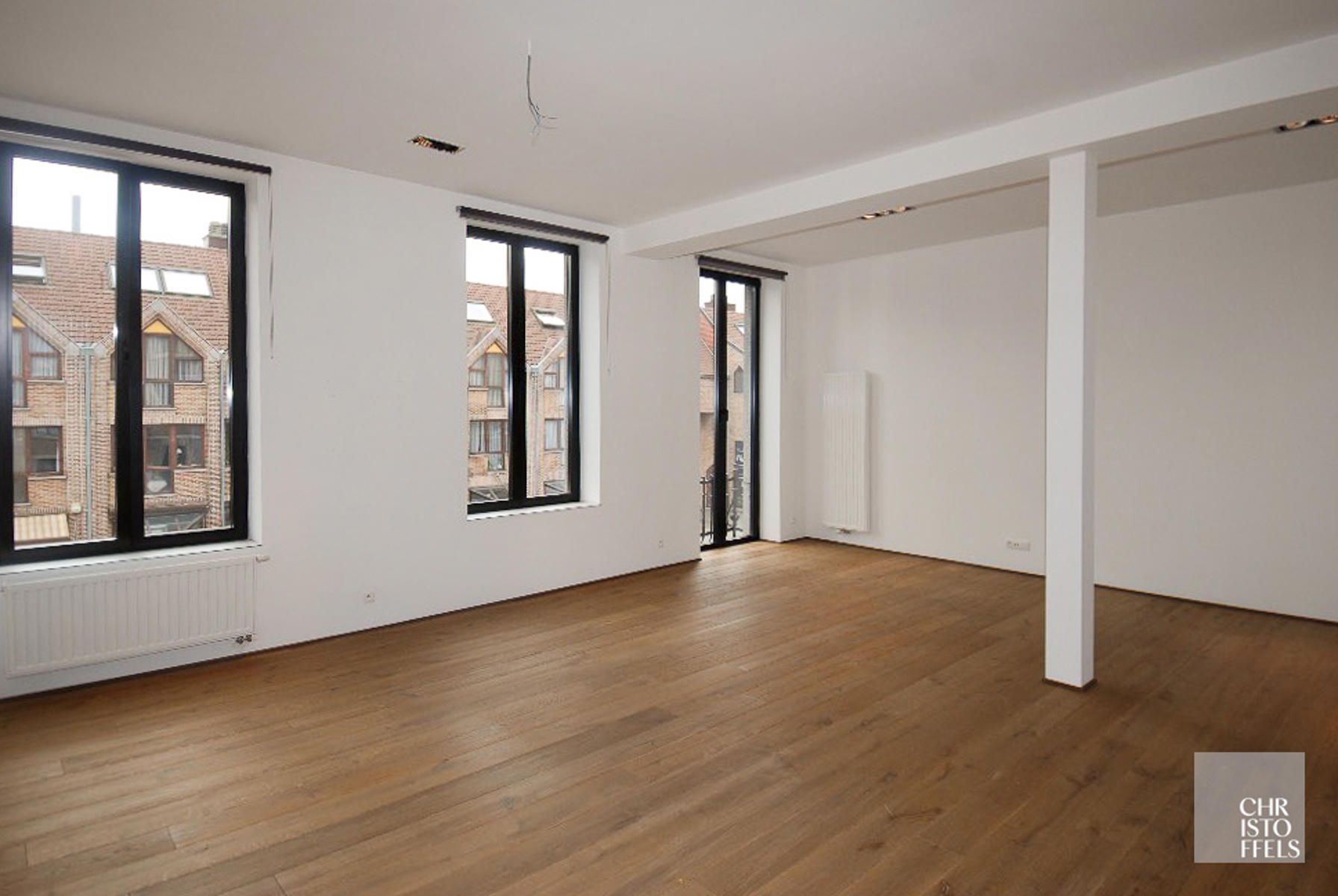 Herenhuis met commerciële ruimte (107m²) en woonst (200m²)! foto 11
