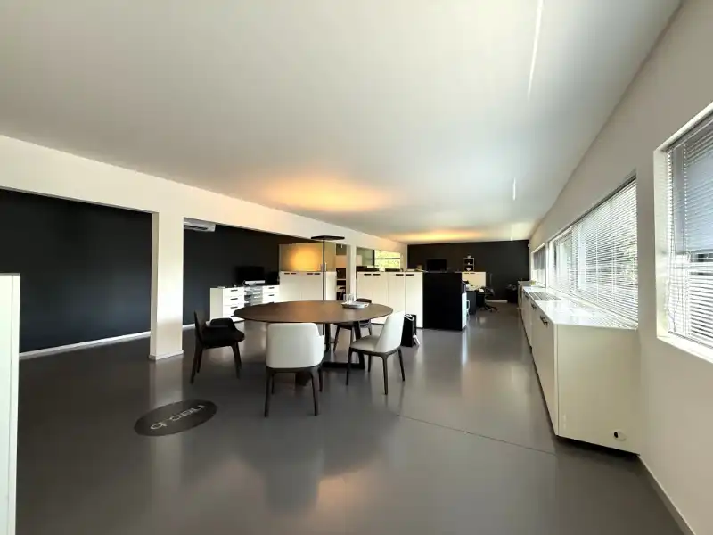 Veelzijdig bedrijfsgebouw langs de Dender met showroom, kantoren & parking foto 11