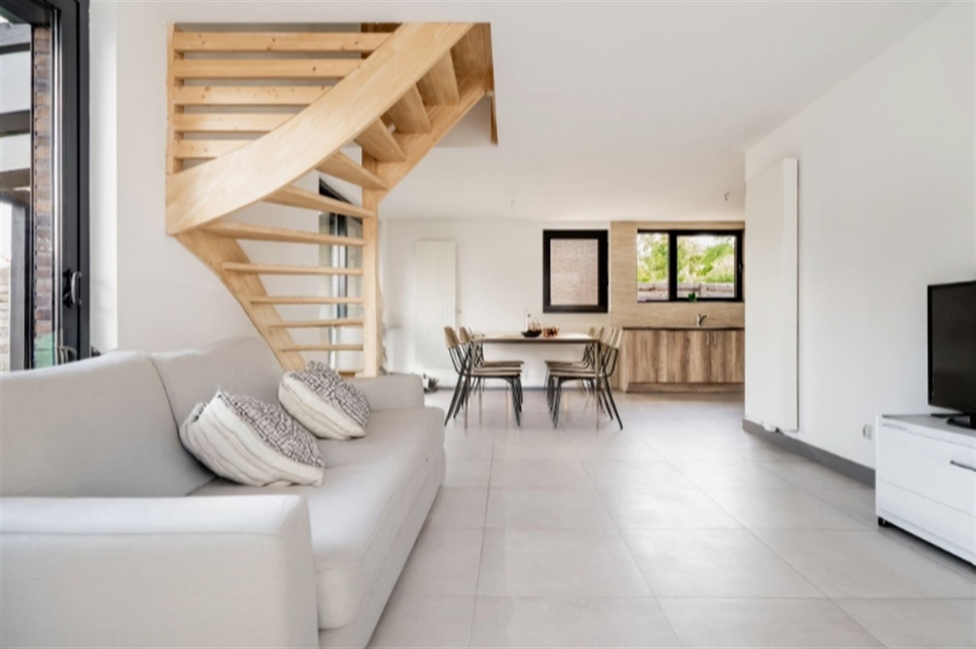 Moderne gezinswoning met garage en tuin. foto {{pictureIndex}}