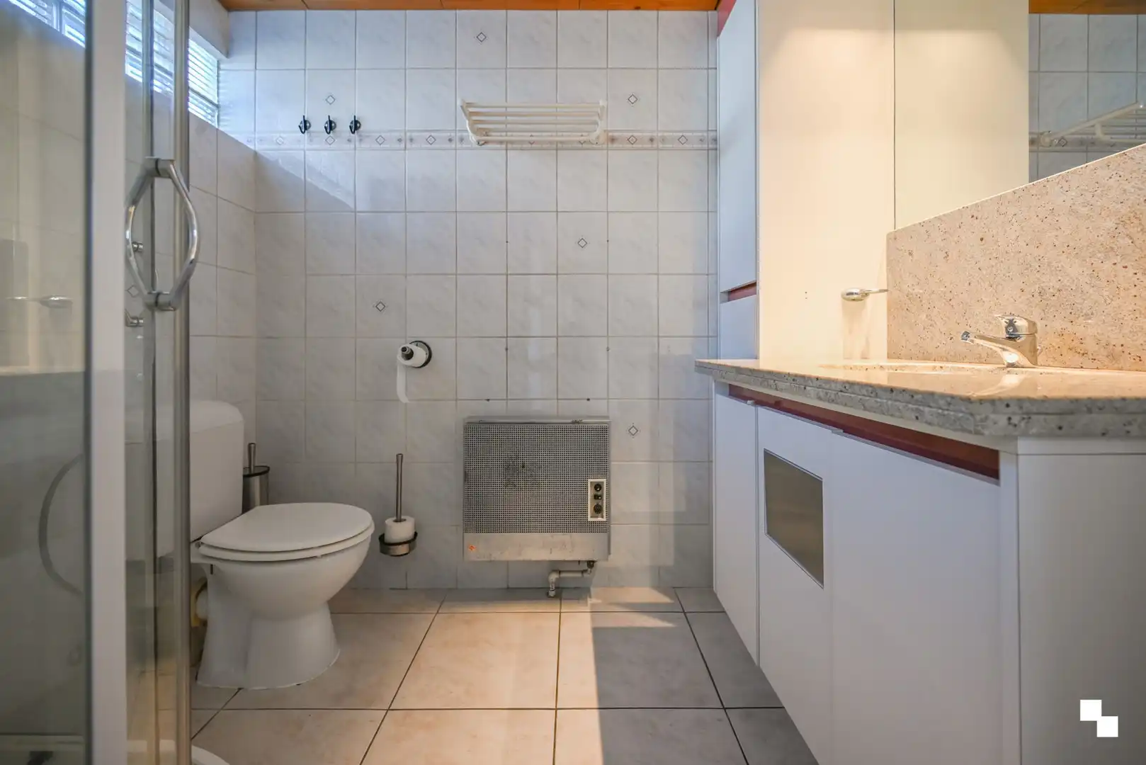 Rijwoning met uitweg achteraan en ruime garage te Izegem foto 13
