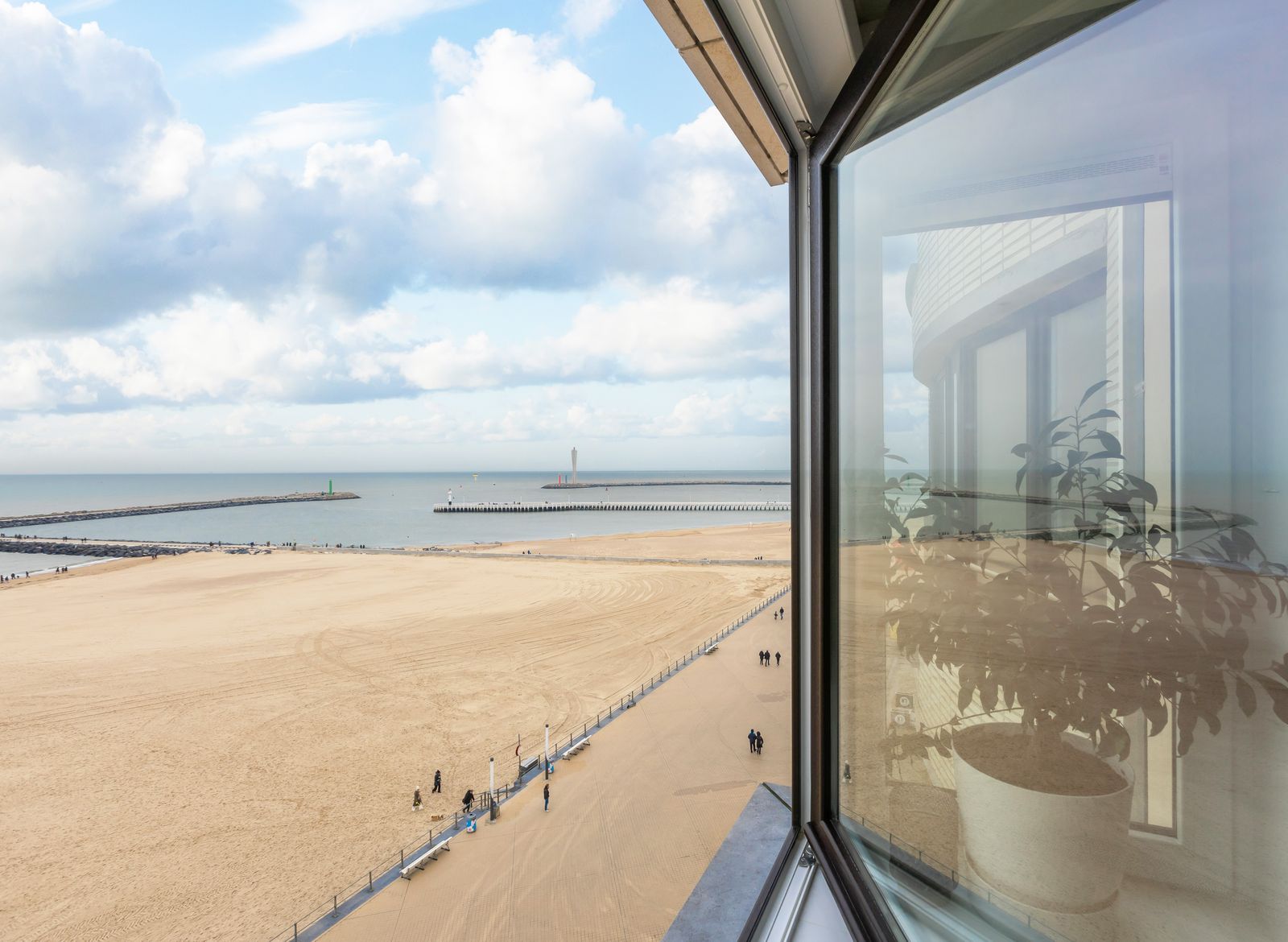 Luxueus gerenoveerd appartement met 2 slpk en frontaal zicht op zee foto 5