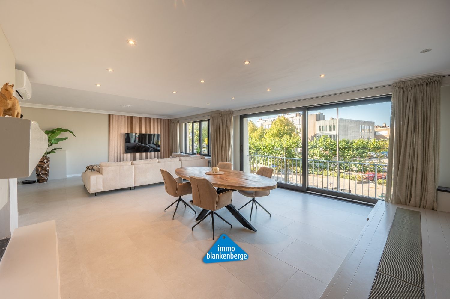 Zeer Ruim en Stijlvol gerenoveerd appartement van 232m² op een toplocatie vlak bij het strand. foto 3