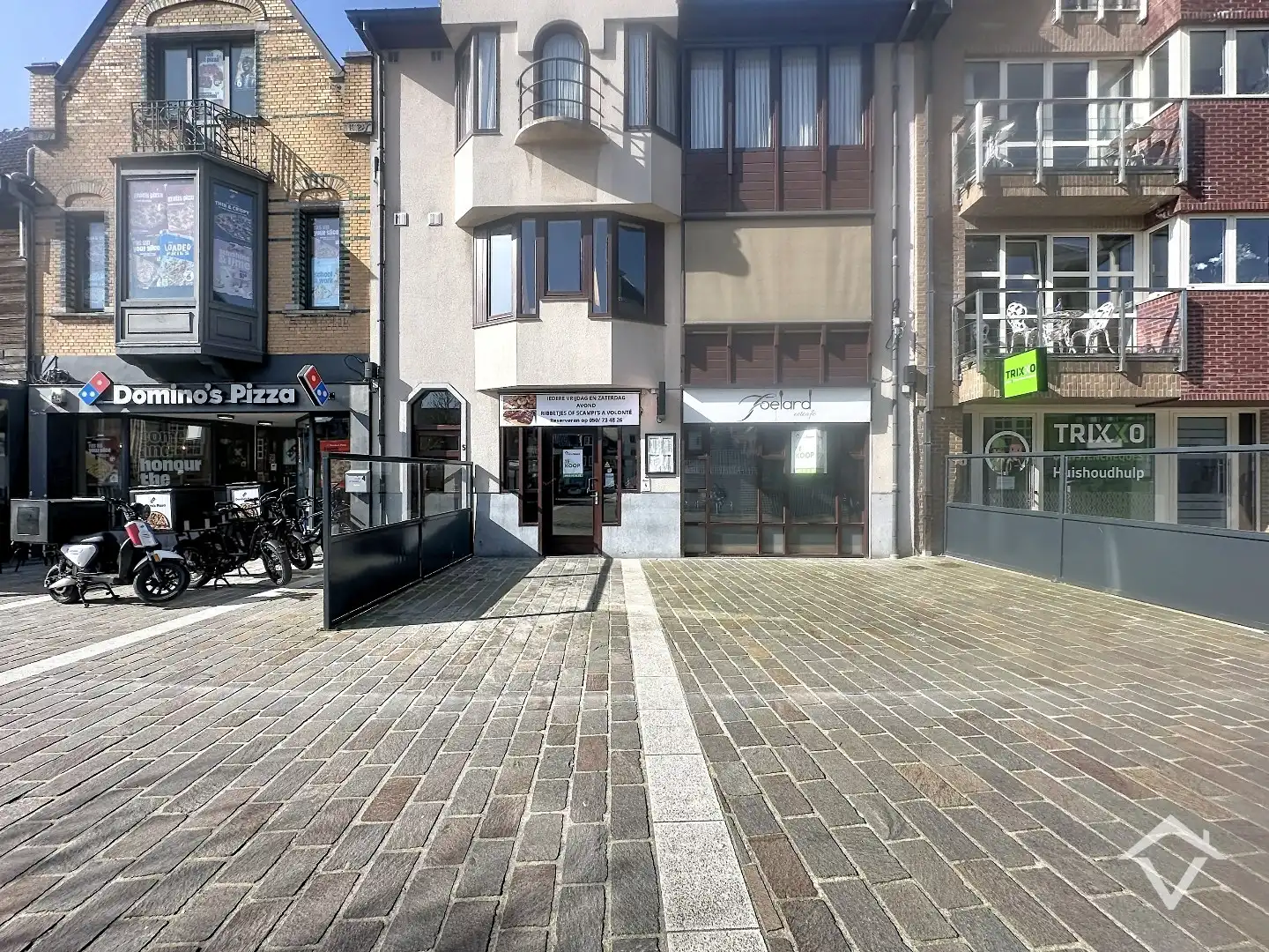 Centraal gelegen handelszaak, met tal van mogelijkheden, op de Markt van Torhout foto {{pictureIndex}}