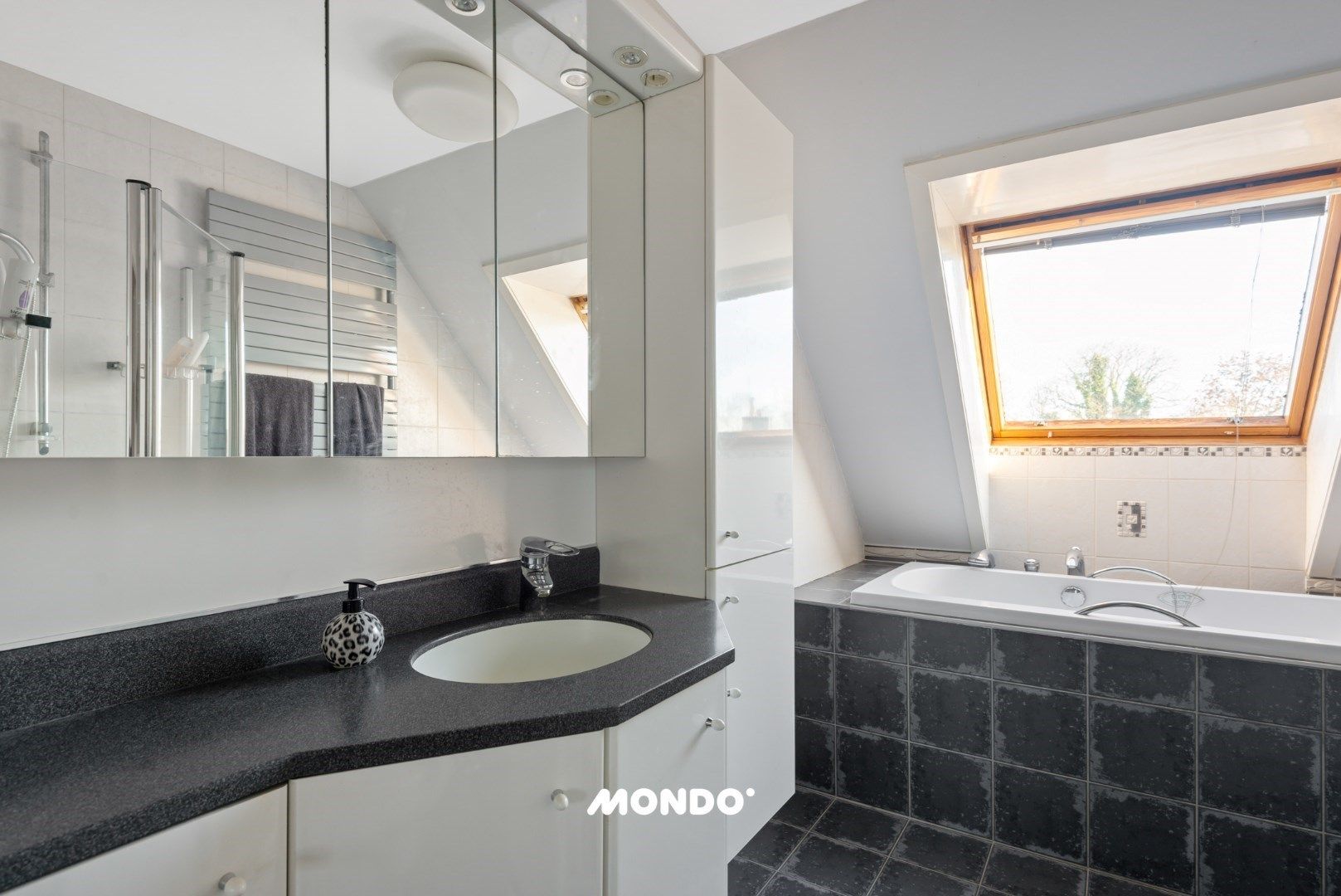 Ruim appartement met drie slaapkamers foto 12