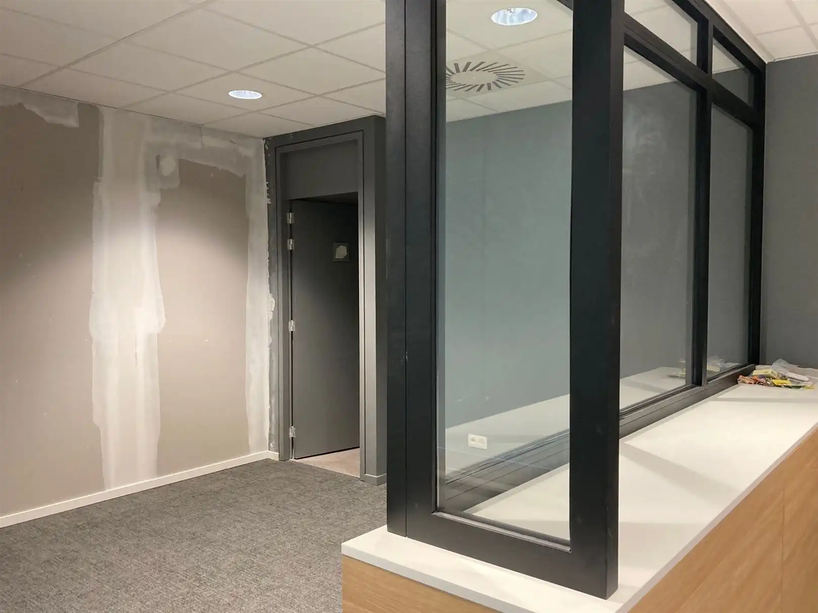 Veelzijdig hoekkantoor op commerciële ligging foto 7