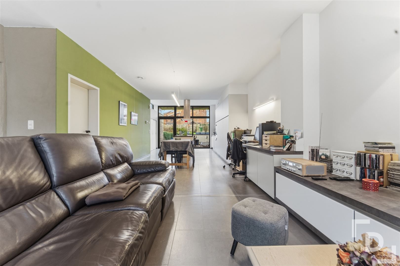 Gerenoveerde en duurzame woning met huislift te koop op toplocatie in Ieper. foto 2