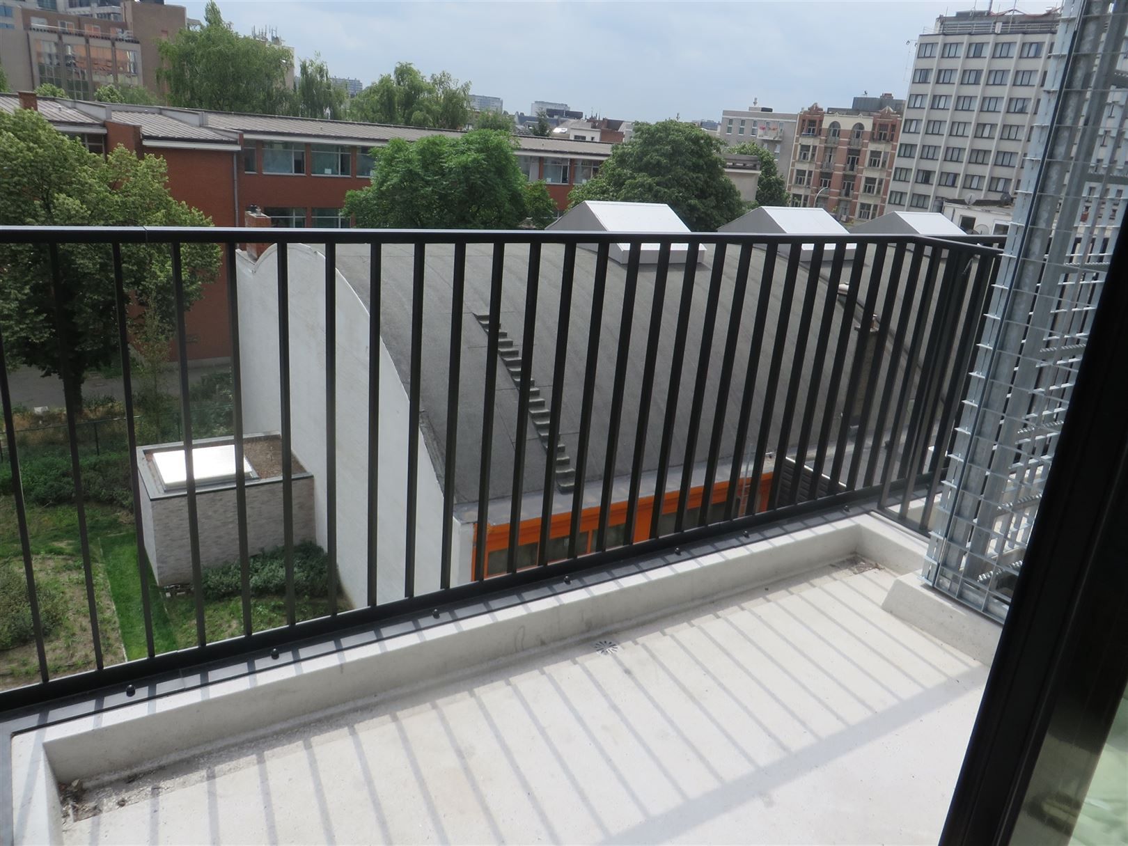 Instapklaar 1-slaapkamerappartement met terras én parking foto 7