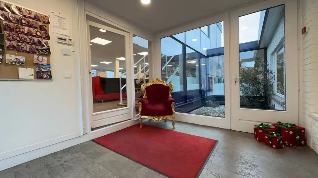 Instapklaar kantoor te huur vlakbij R4 en E40 in Drongen foto 2