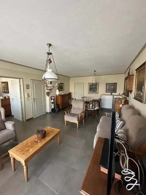 Ruim appartement met prachtig zicht op het marktplein in hartje Neerpelt! foto 8