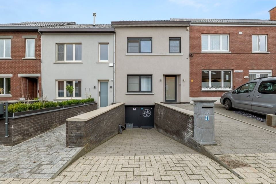 INSTAPKLARE GEZINSWONING MET 4 SLAAPKAMERS EN ZONNIGE TUIN OP TOPLOCATIE foto {{pictureIndex}}
