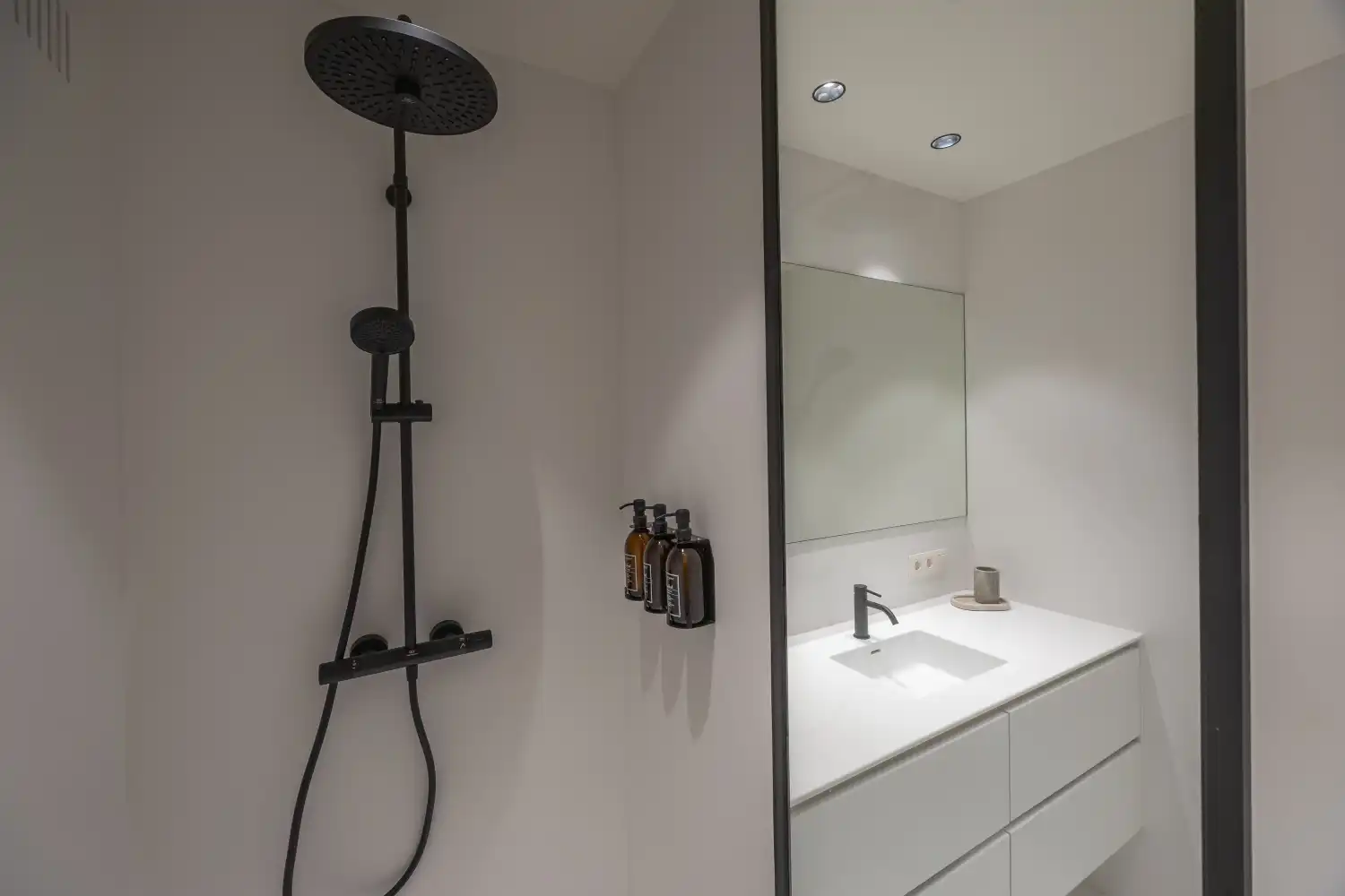 Gerenoveerd appartement met frontaal zeezicht foto 23
