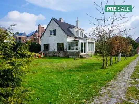 Hoofdfoto van de publicatie: Te renoveren huis met 4 slaapkamers te Assebroek 