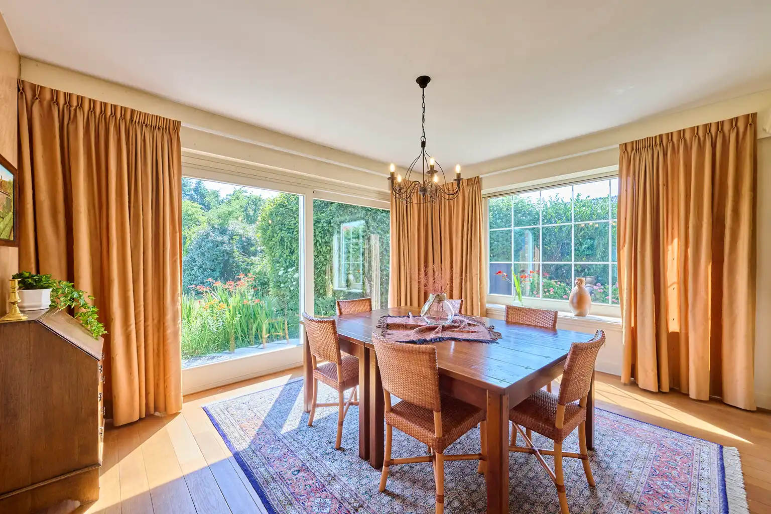 Exclusieve villa met bijgebouwen op 6.660m² grond foto 9