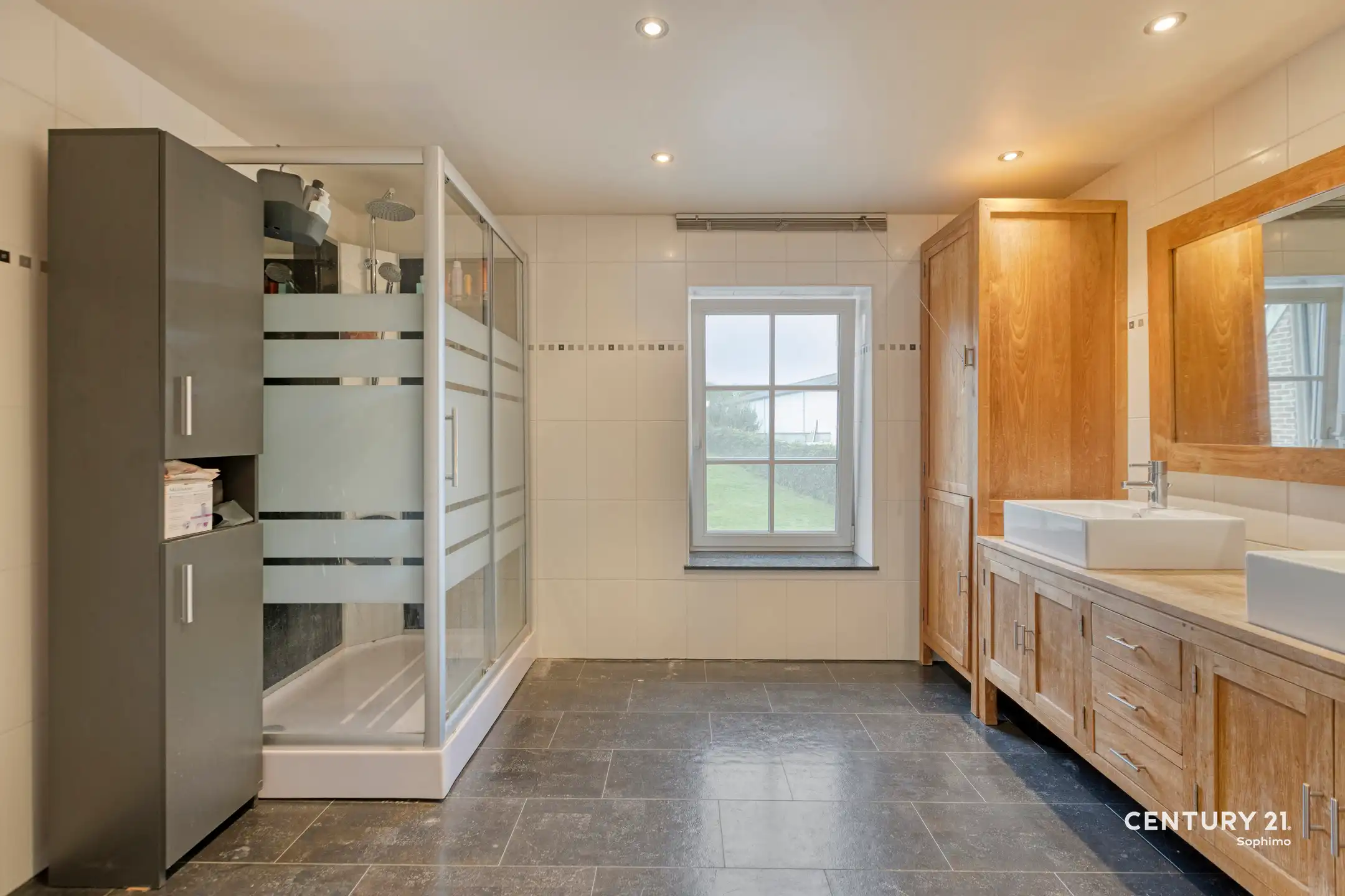 Instapklare woning met vier slaapkamers op perceel van 11a22 foto 19