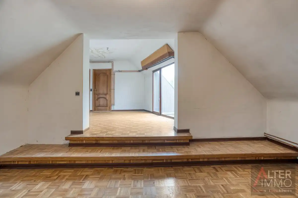 Zéér ruim, te renoveren appartement met 3 slaapkamers! foto 14