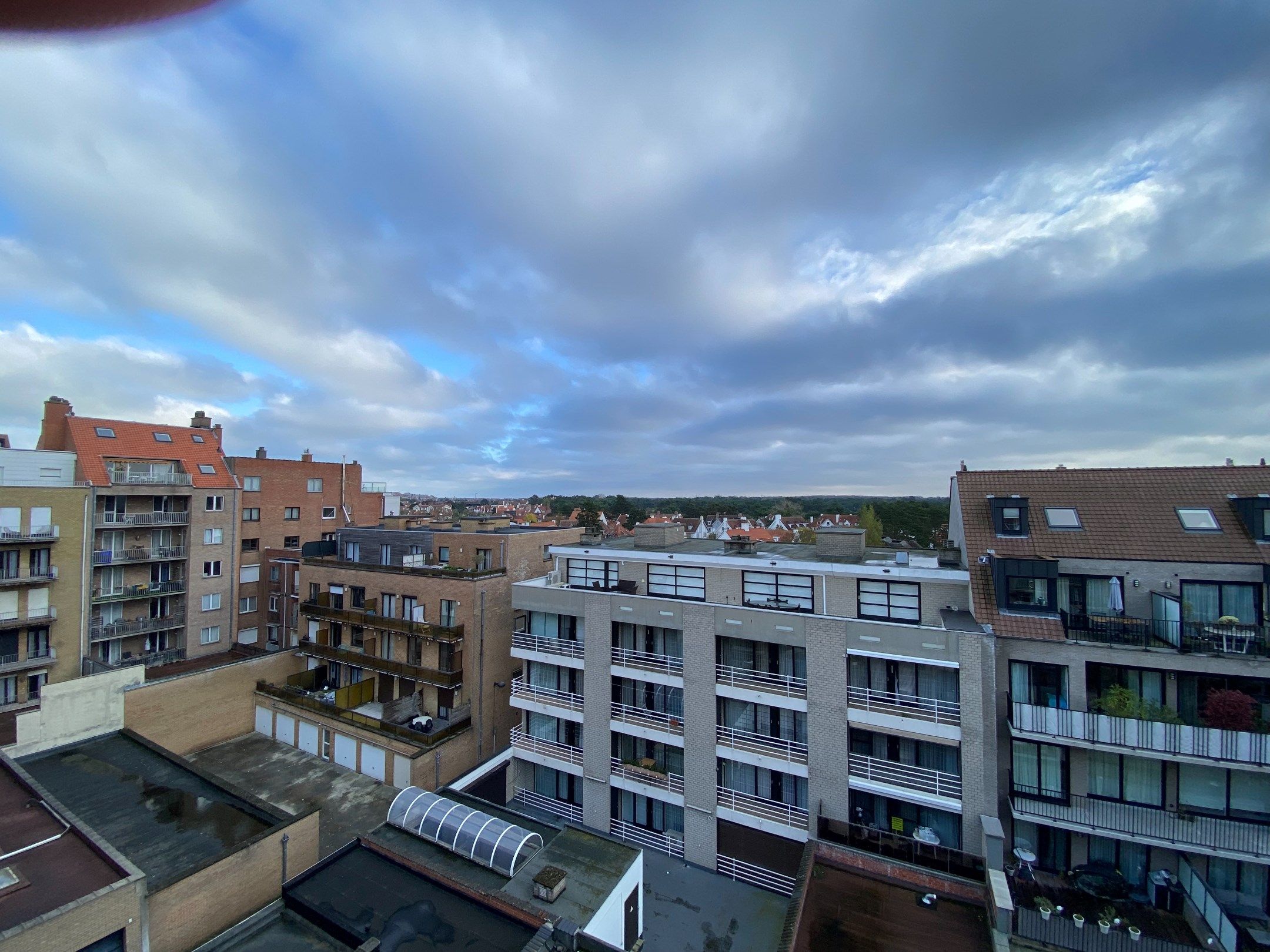 GEMEUBELD - Duplex appartement met 3 volwaardige slaapkamers en twee ruime zongerichte terrassen met open zichten, gelegen aan de zonnekant van de Lippenslaan.  foto 24