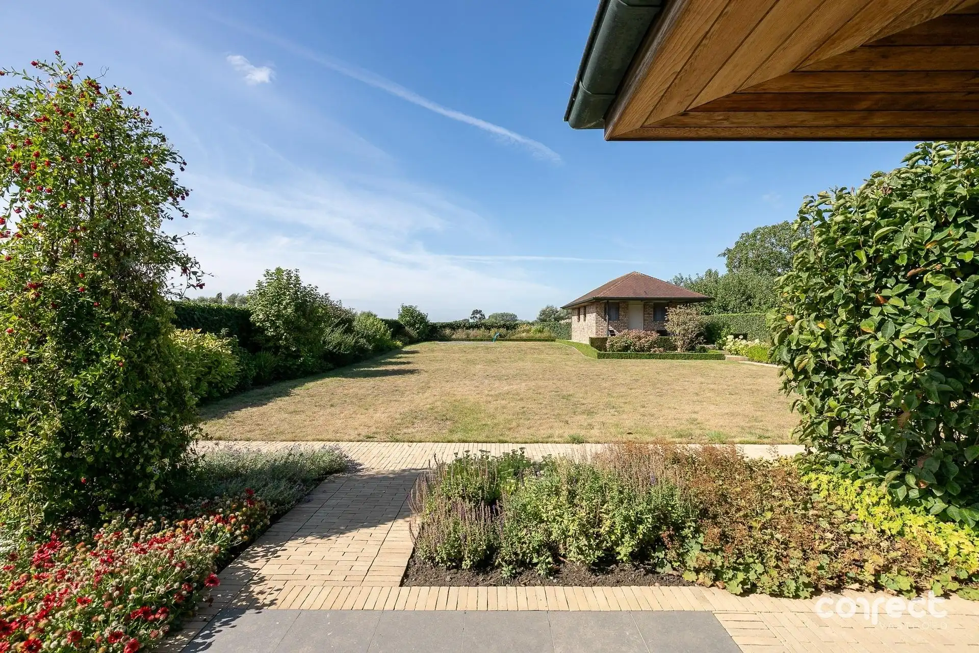 Ruime villa met zongerichte tuin. foto 18