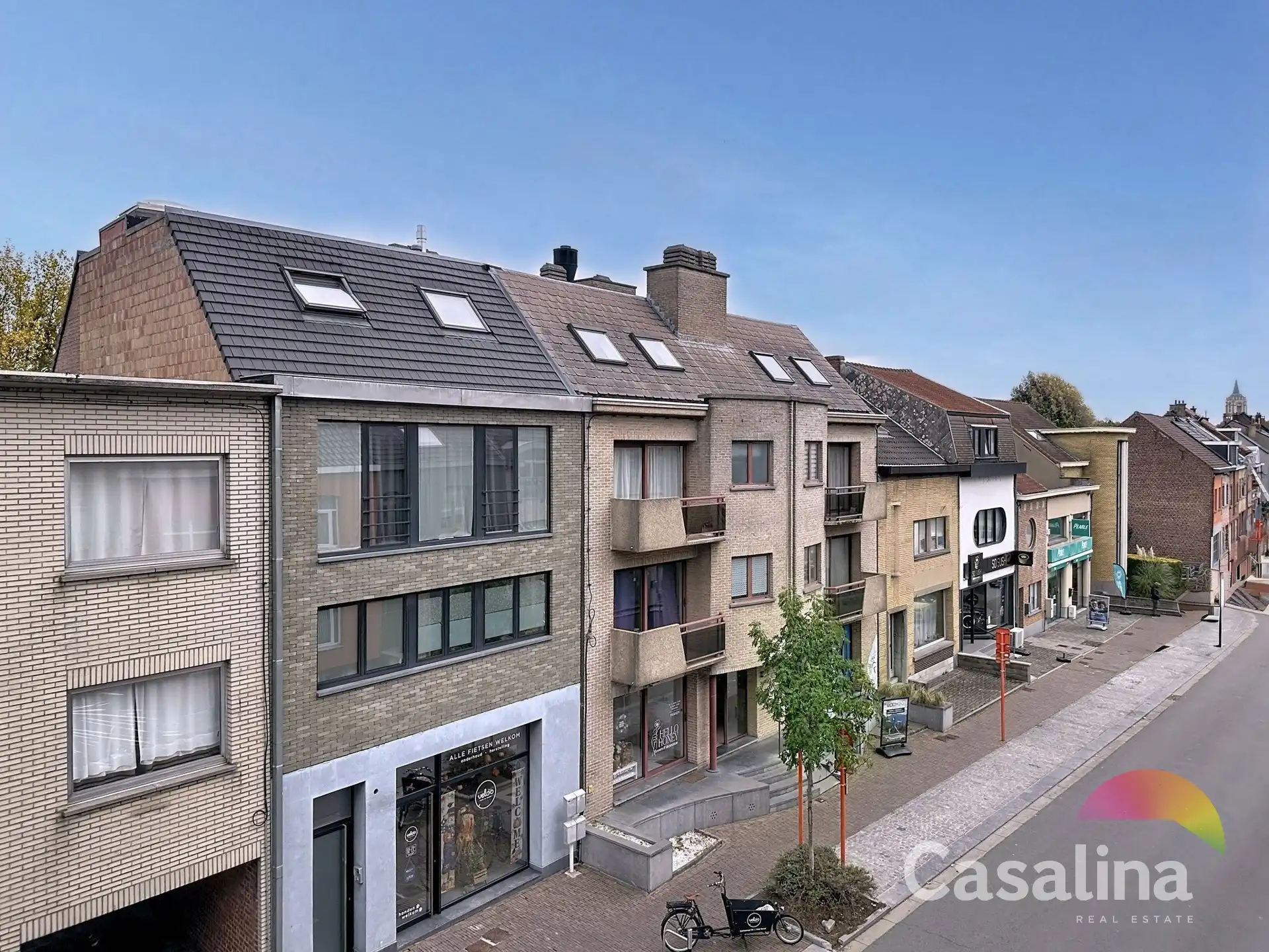 Gemengd gebouw bestaande uit 2 handelsruimtes en 4 woonunits foto 2