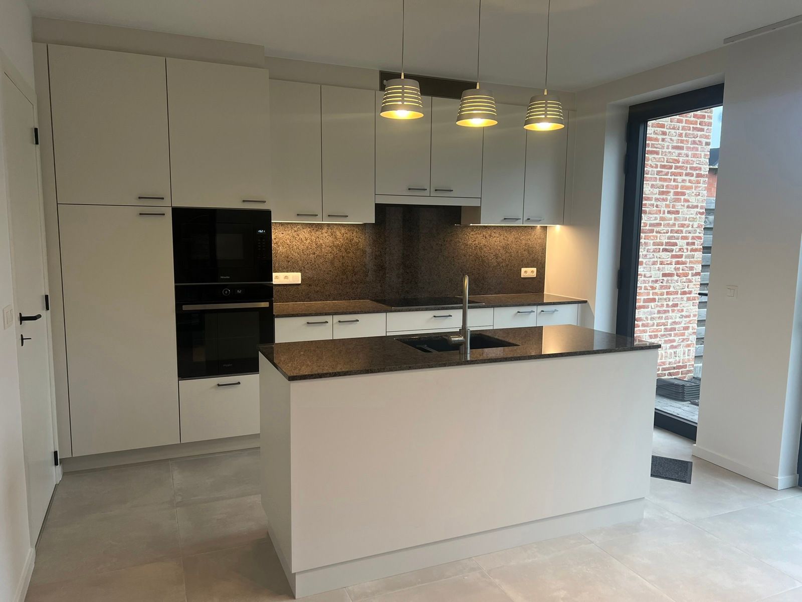 Instapklare nieuwbouwwoning met tuin en carport foto 4