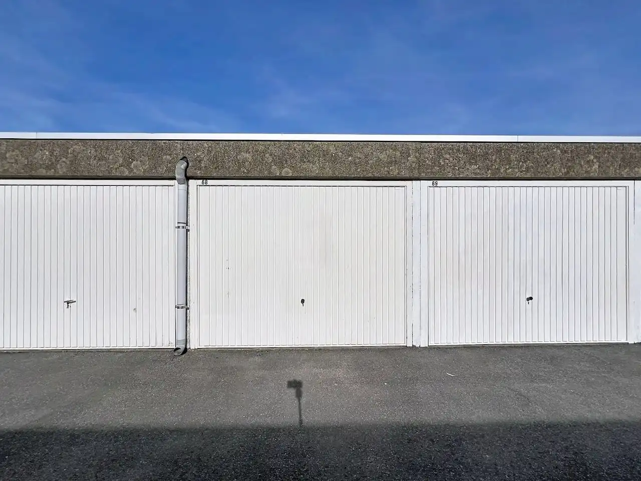 Afgesloten garage in de Peter Benoitlaan, makkelijk inrijdbaar. foto 6