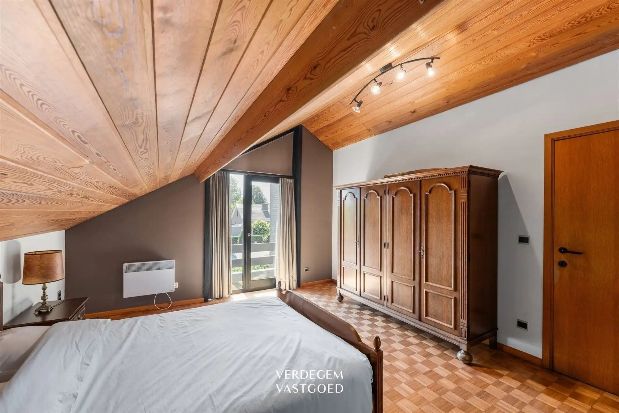 Knappe villa met 4 slaapkamers op een royaal perceel in een rustige woonwijk foto 18