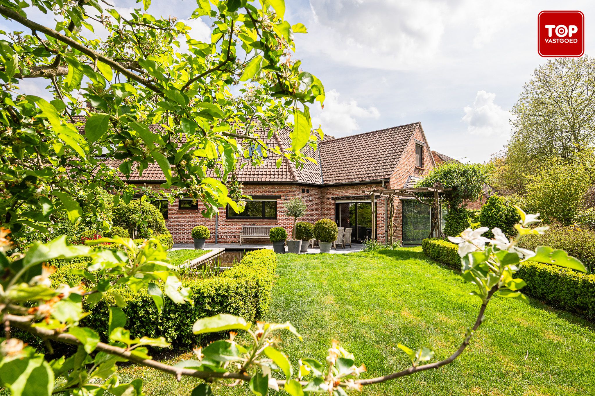 Exclusieve gezinswoning met een prachtige tuin, vijver en bureauruimte in groen Gentbrugge foto 24