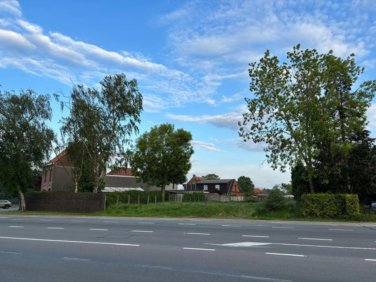 Bouwgrond van ca 1.025m² met veel mogelijkheden nabij Roeselare! foto {{pictureIndex}}