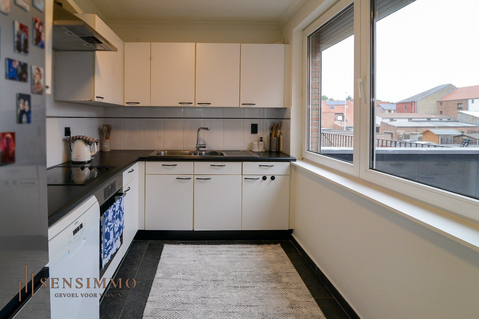Gerenoveerd appartement met terras en 2 slaapkamers in Genk foto 6