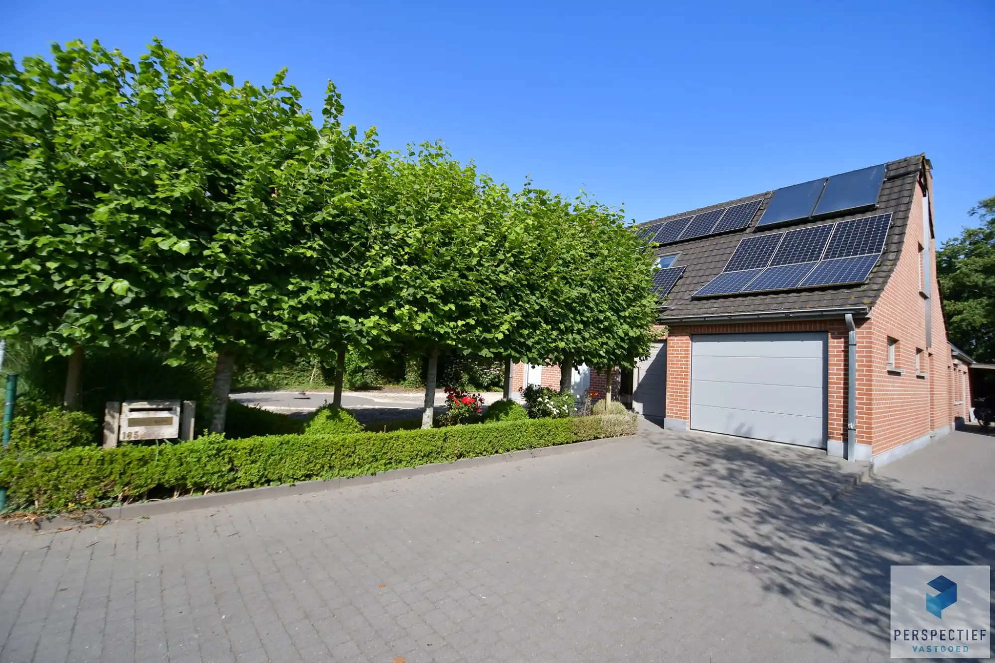 Rustig gelegen gezinswoning met garage en tuin met zwembad foto 4