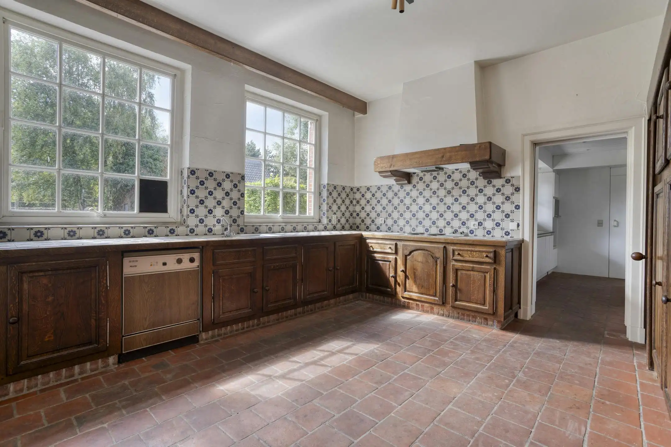 Unieke villa te koop in Zwevezele met prachtige tuin foto 6