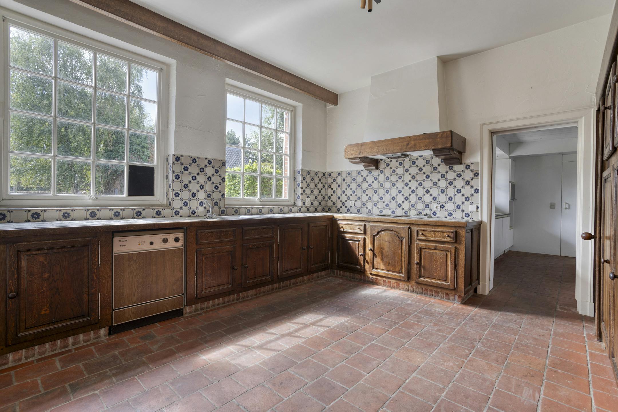 Unieke villa te koop in Zwevezele met prachtige tuin foto 8