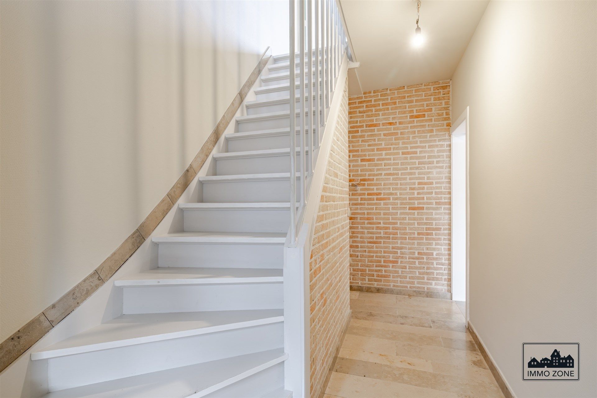 Lichtrijke halfopen woning te Nieuwerkerken! foto 9