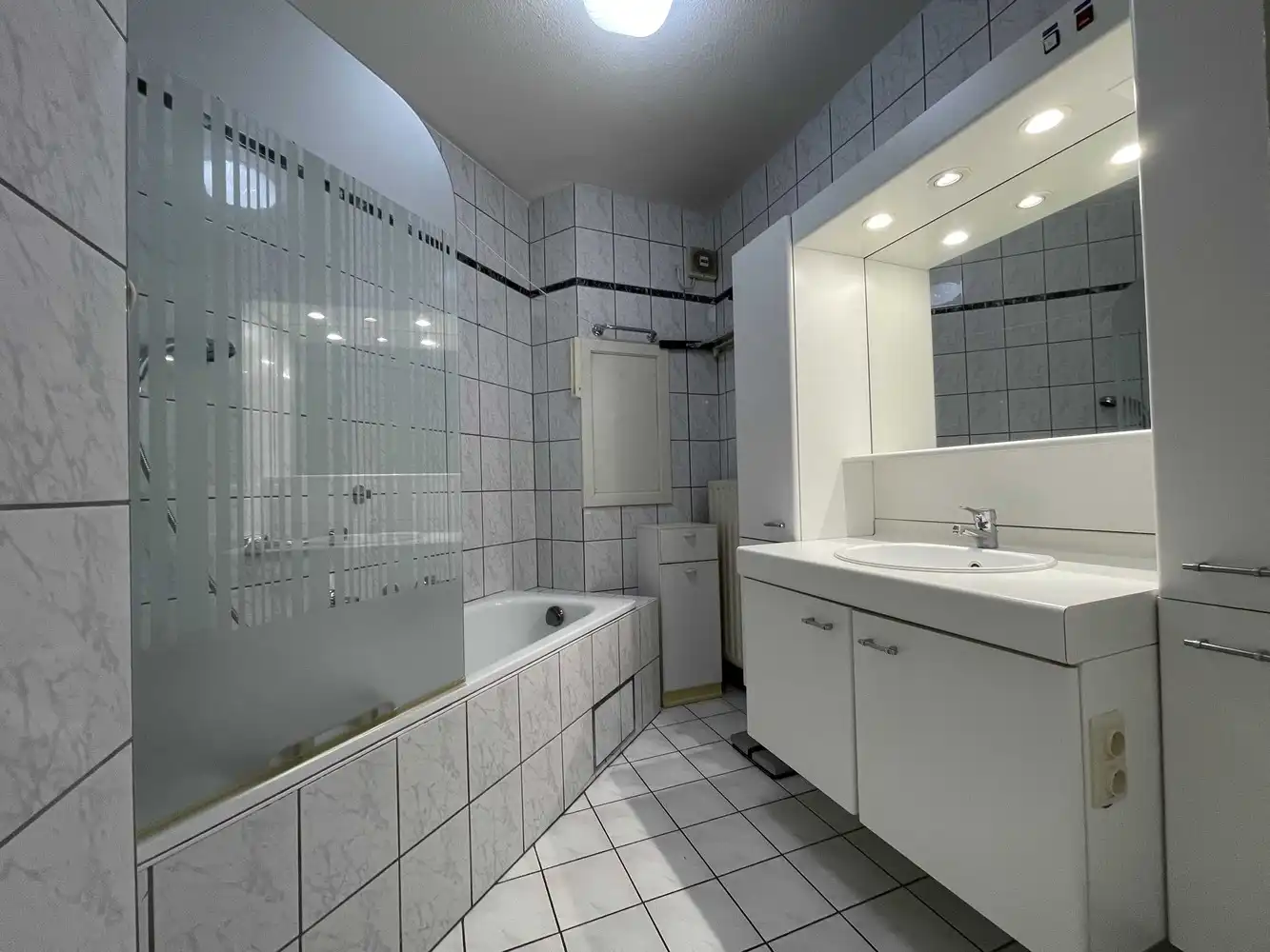 Ruim appartement met 2 slaapkamers in het hart van Genk foto 11