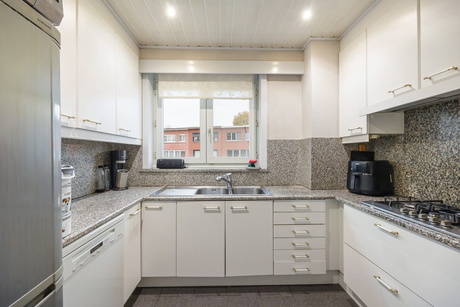 Complete hoekwoning met praktijkruimte/kantoor en 2 aparte opritten of te gebruiken als zorgwoning. foto 5