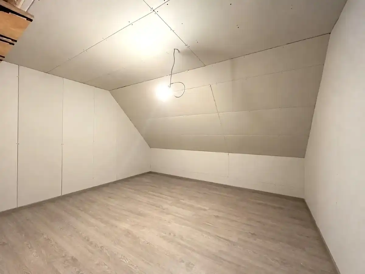Oostnieuwkerke – Woning met 3 slaapkamers, tuin en carport foto 11